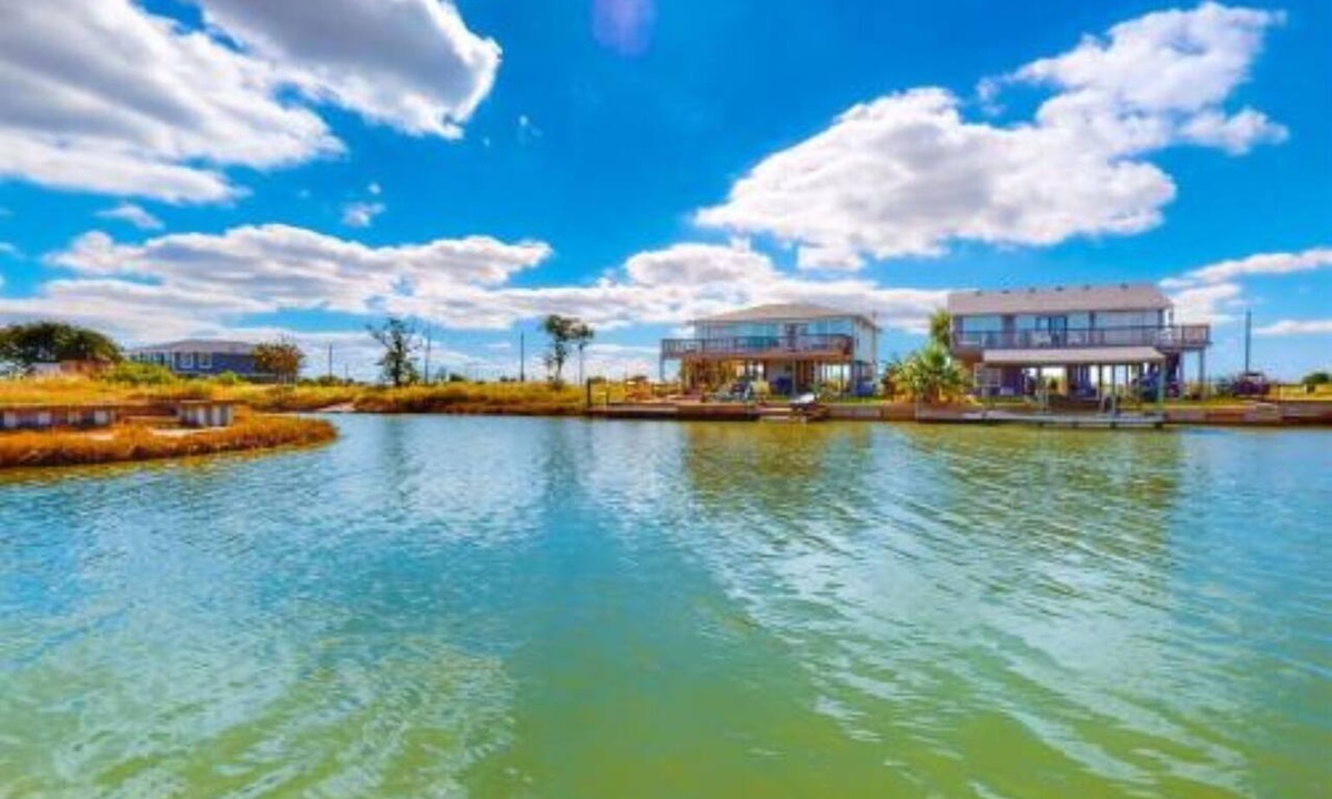 Rockport Cottage | Break Point Cottage | Canal-Front Stay w/Pool Table Fun