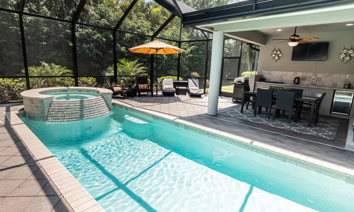 Central Naples House | Briarwood Upscale home with two primary suite-heated pool & spa- entertaining area w/TV