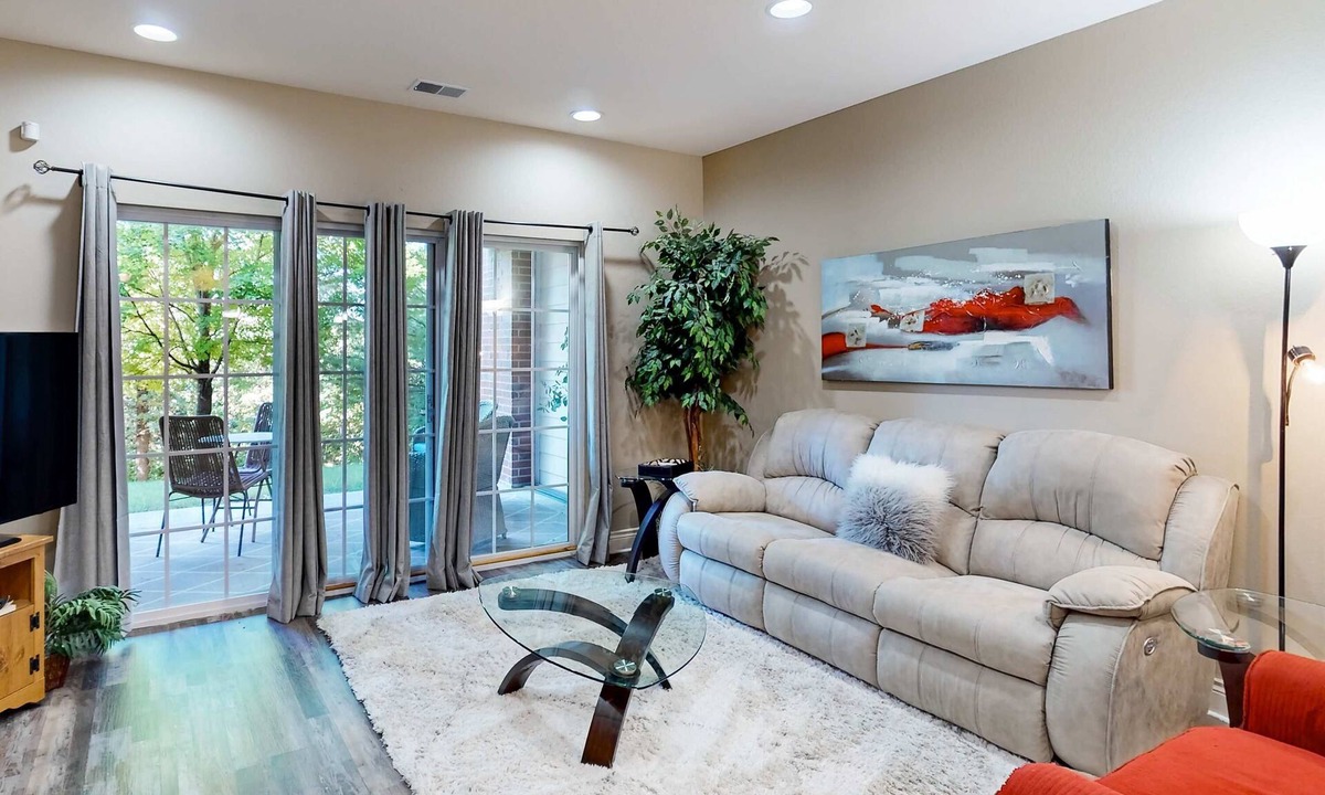 Branson Condo | Bright 2BR Condo - Seasonal POOL - Branson