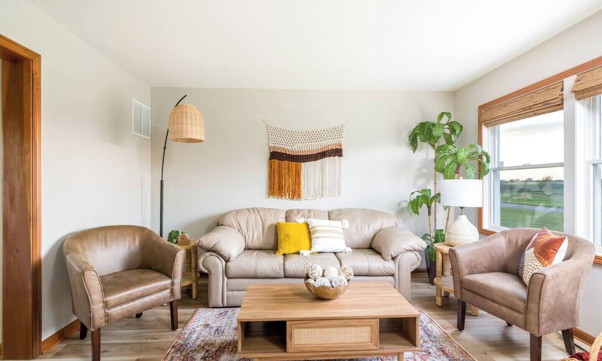 Homerville House | Bright 2BR home with private entrance