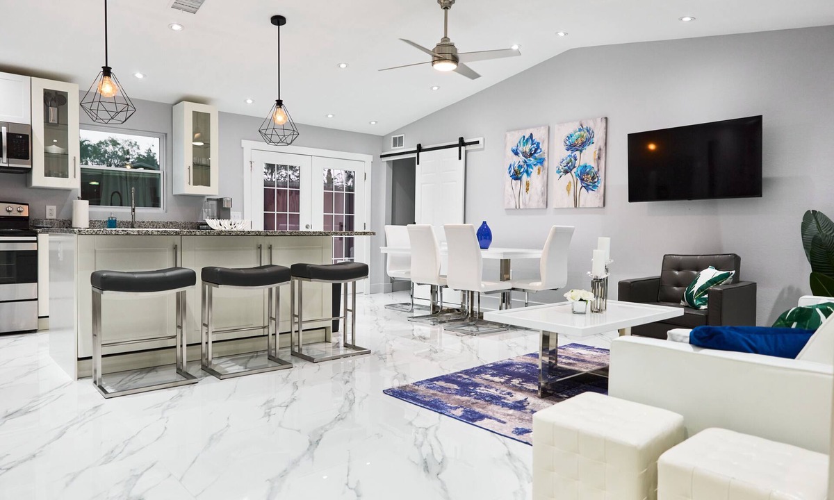Southgate House | Bright Modern 3BD House close to Dwnt & Beaches