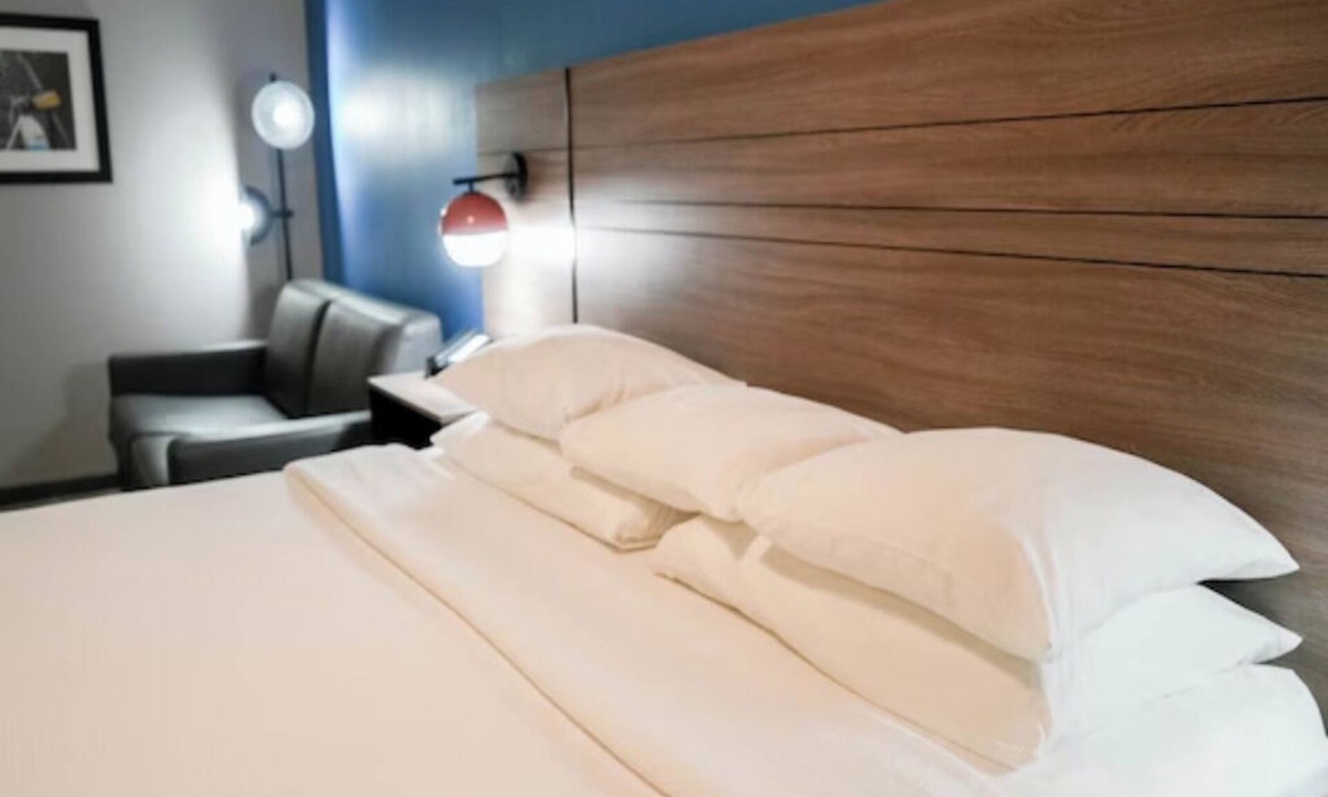 Port Aransas Hotel | Budget-friendly King Room Perfect for Couples w/Free Parking Included