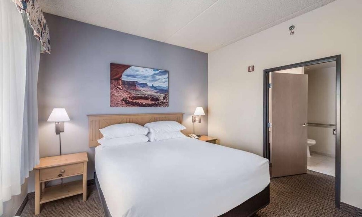 Palm Valley Hotel | Budget-Friendly Stay at Red Lion Inn Goodyear Phoenix! Free Parking, Pool