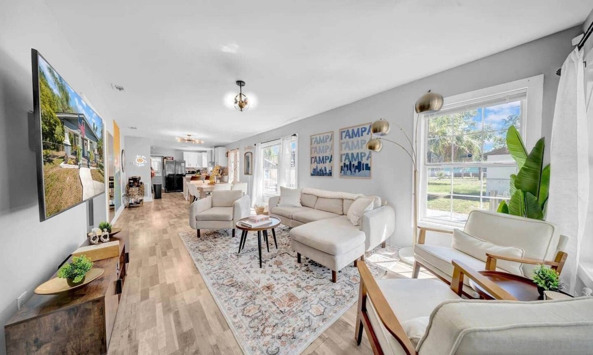 North Tampa House | Bungalow by USF/Busch Gardens w Hot Tub & Fire Pit