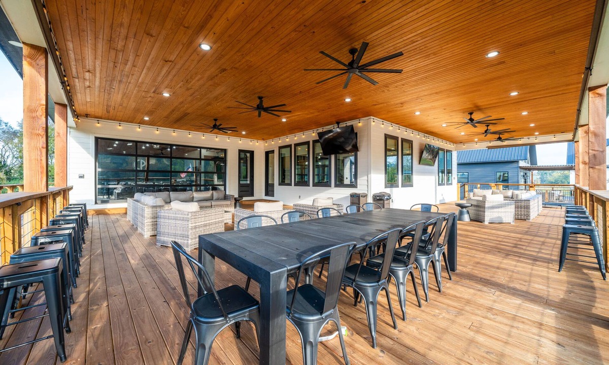 Glenwood Cabin | Caddo Patio: Waterfront cabin with large porch, game room, & theater room