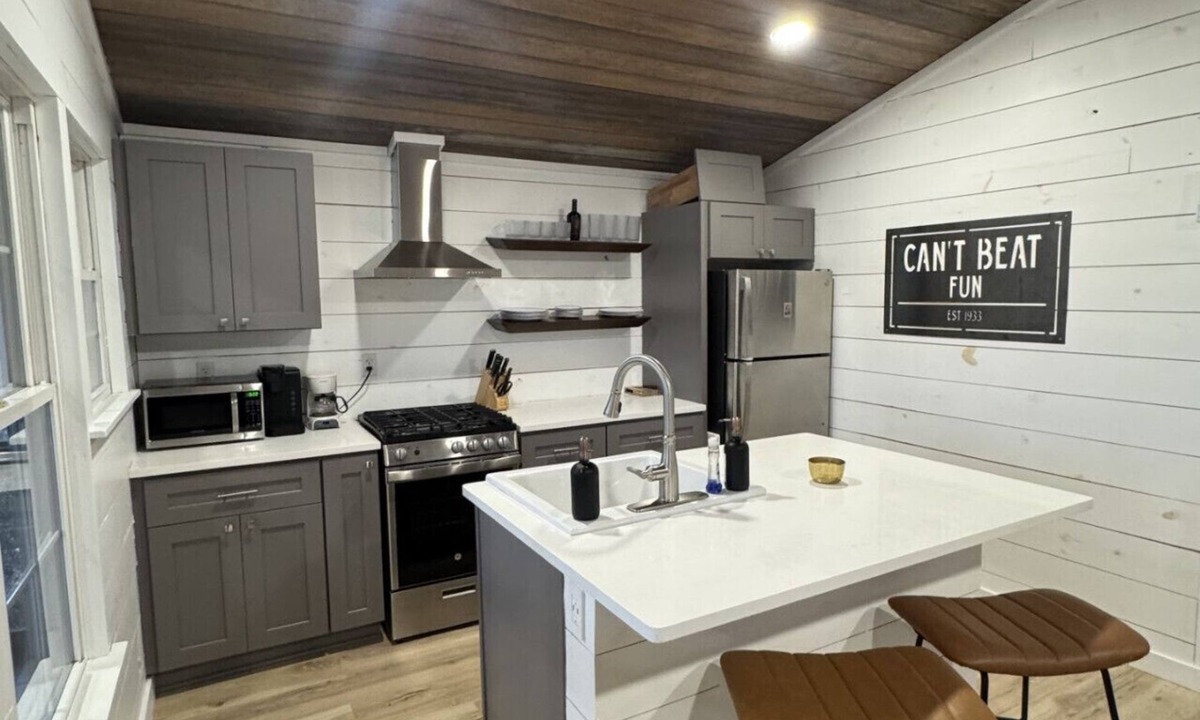 Centre House | Can`t Beat Fun Cabin on Weiss Lake