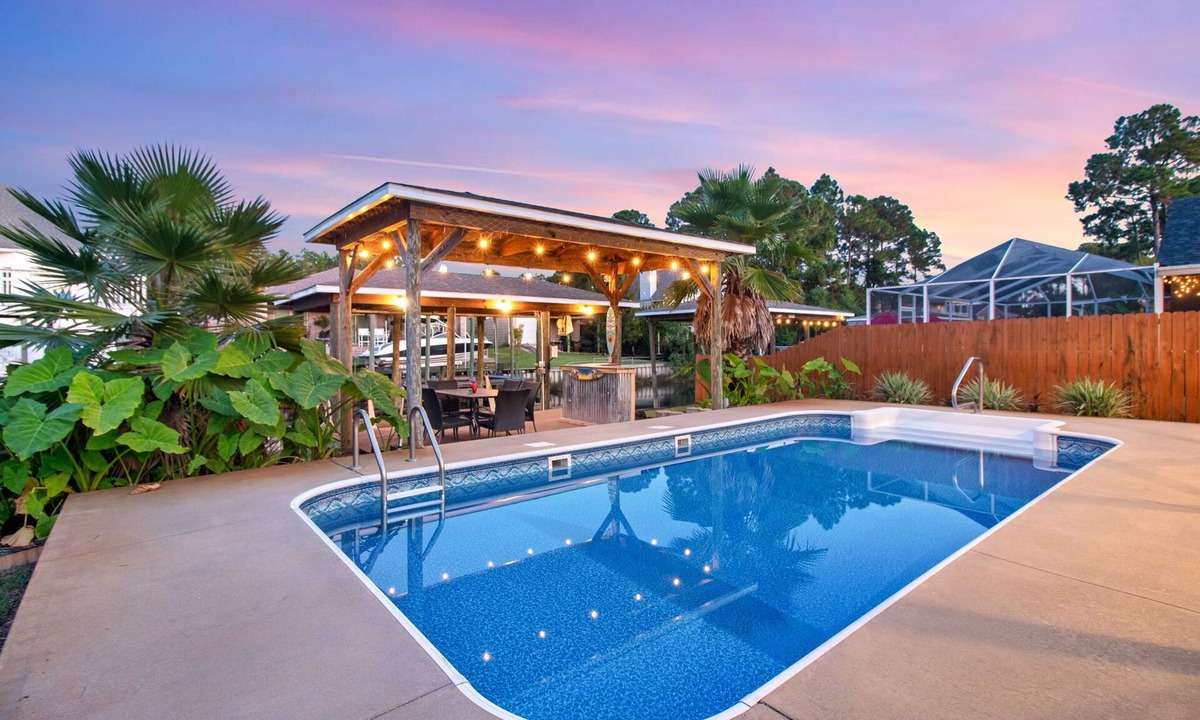 Gulf Breeze House | Canal front, Heated pool, Boat lift, Pet friendly