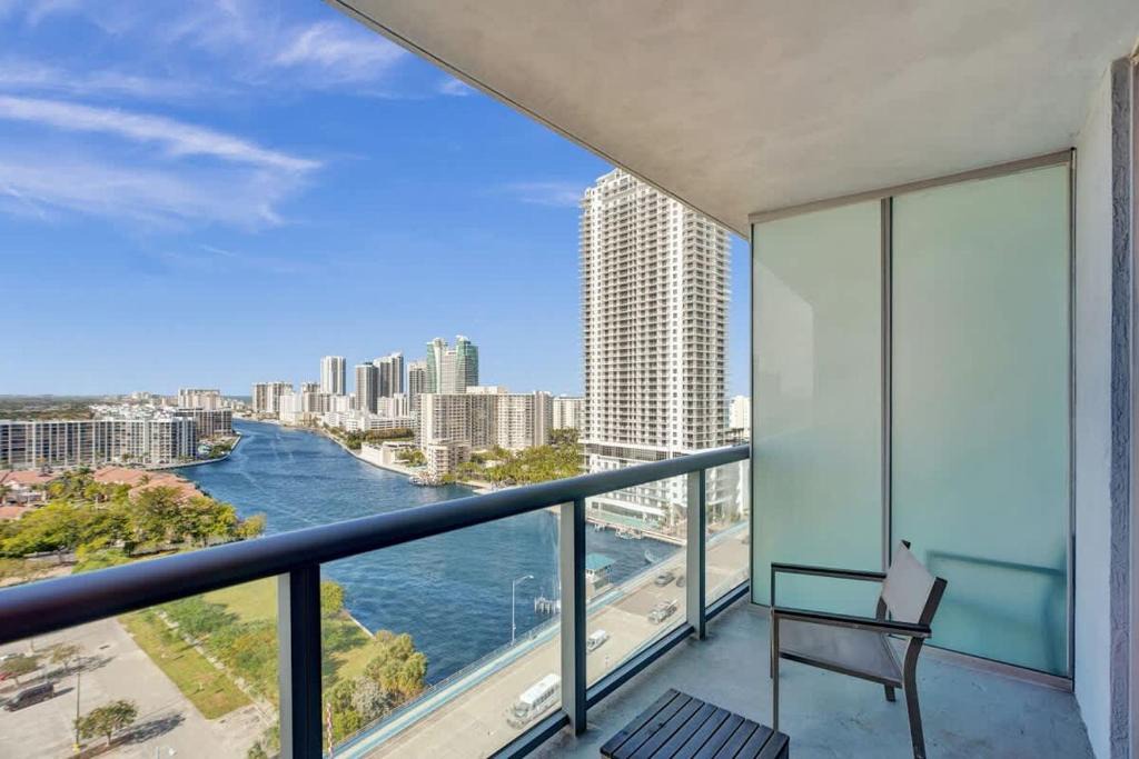 Hallandale Beach Hotel | Canal View Studio - Resort Perks Beach 8 Min 1904