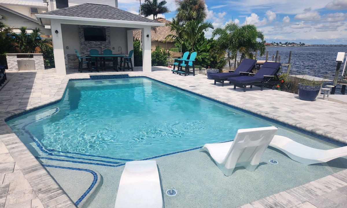 Caloosahatchee House | Cape Coral, Fl on Caloosahatchee river, close to Ft. Myers with heated pool