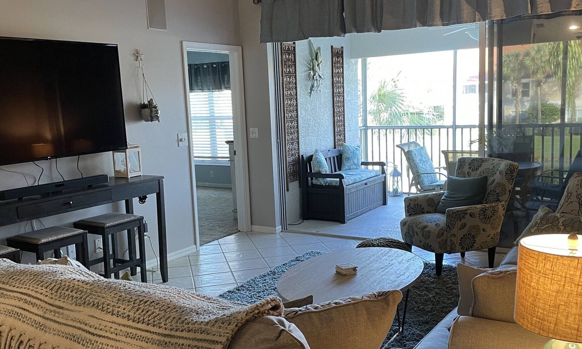 Naples Condo | Carlton Lakes, impeccable 3BR, 2 bath, 2050 sqft near beaches, shops and dining