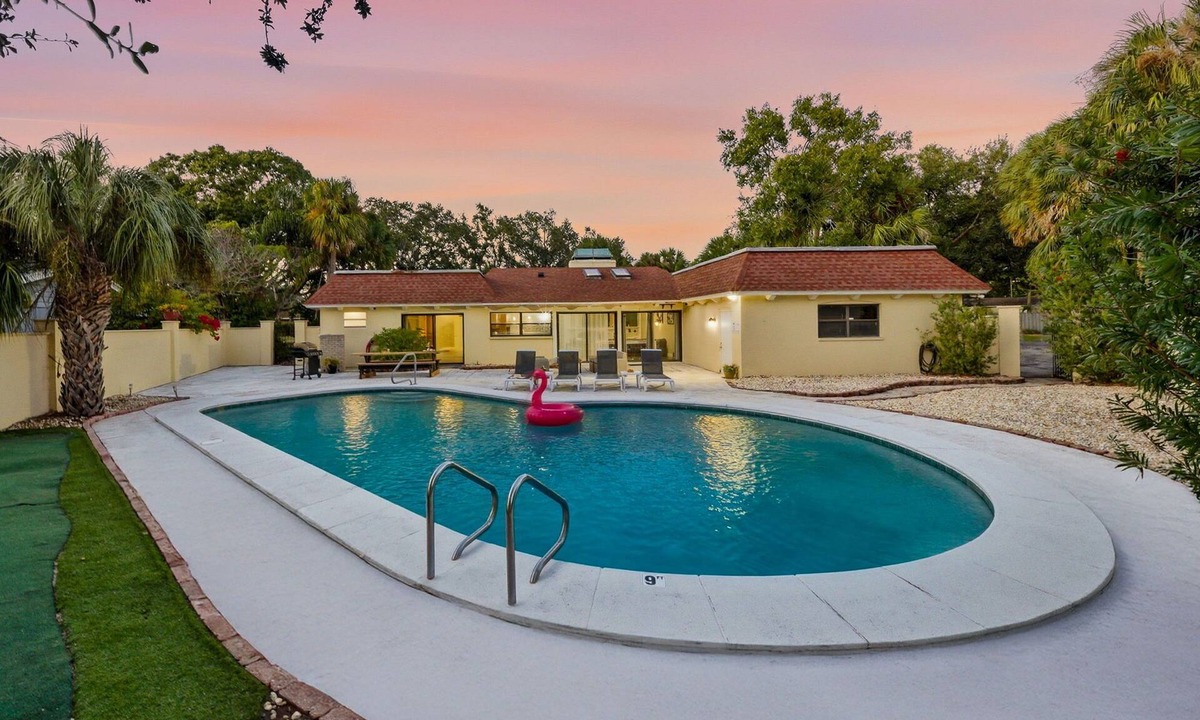 Carrollwood House | Carroll Cove | 4 Bedrooms | Sleeps 14 | Heated Pool | Carrollwood, Tampa
