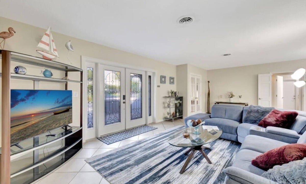 Deerfield Beach House | Casa by The Cove - 3/2 + Office - Intracoastal Front w/Heated Pool and Spa