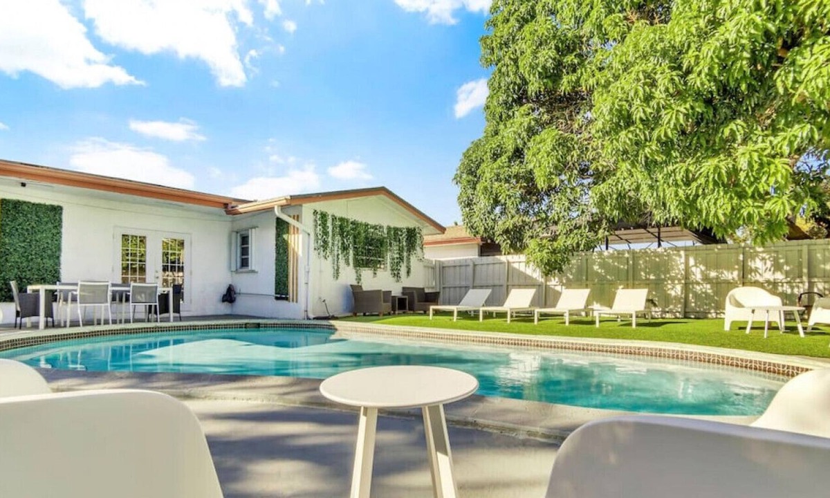 Hallandale Beach Villa | Casa Eva | 5 BR with pool | 10 mins to the beach