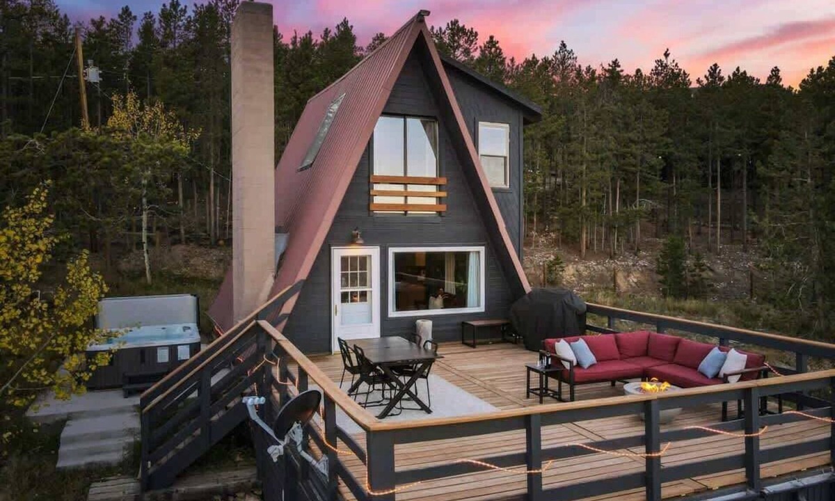 Evergreen Ski Chalet | Cedar Mountain Lodge | Hot Tub, Views & Wildlife