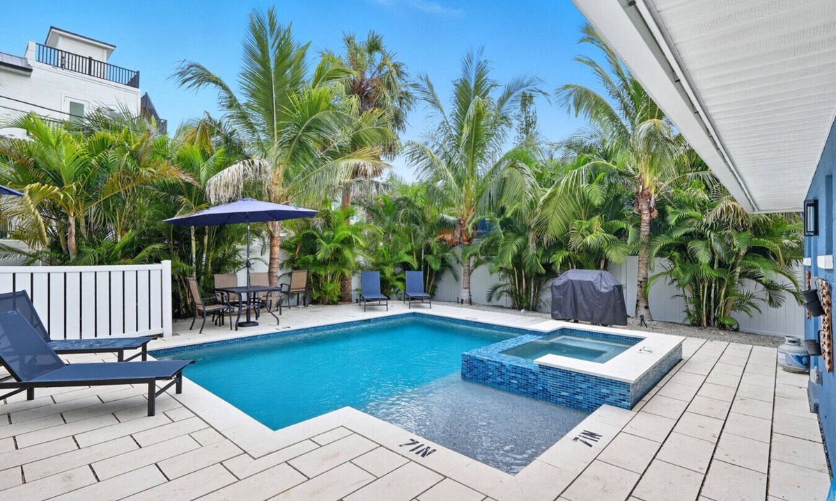 Ilexhurst House | Central location|Walk to beach, trolley stop