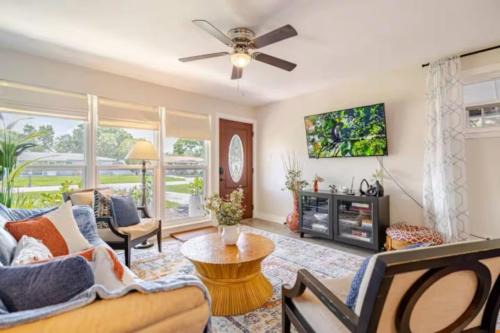 Sun Bay South House | Central Tampa Contractor Base Private Room Shared Spaces