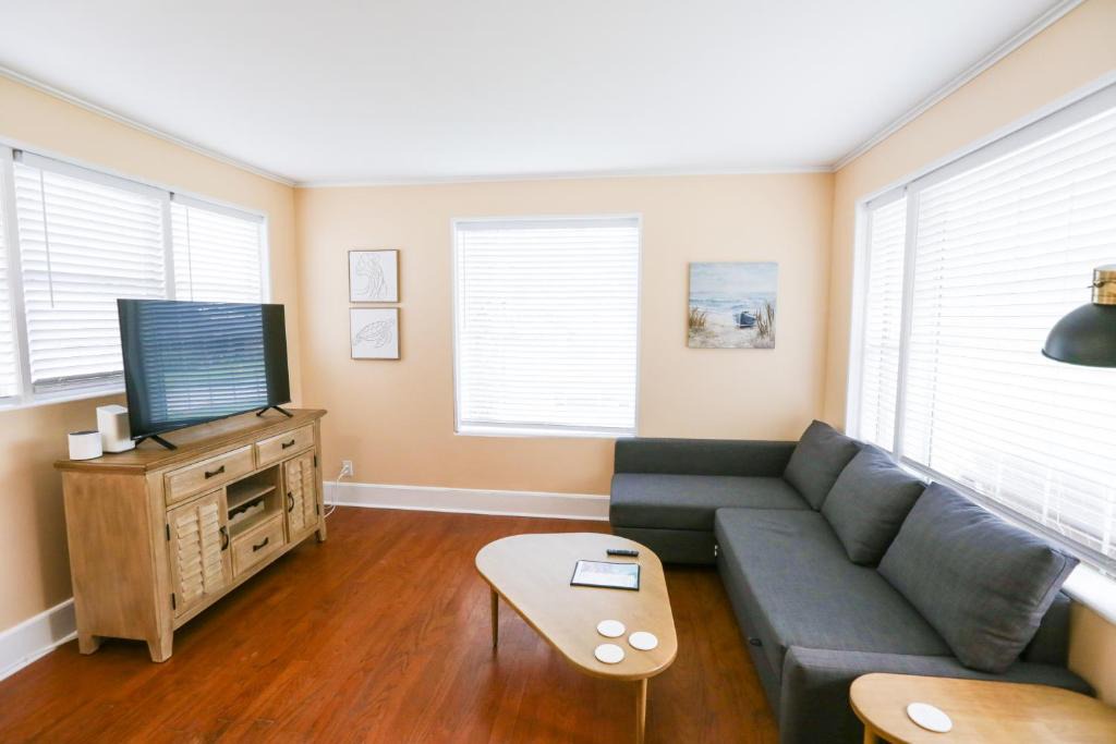 Jacksonville Beach Apartment | Centrally Located Efficiency One Mile to the Beach!