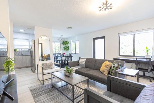 Miami Shores House | Centrally Located Modern 2bdr Home w Fast WiFi & Parking