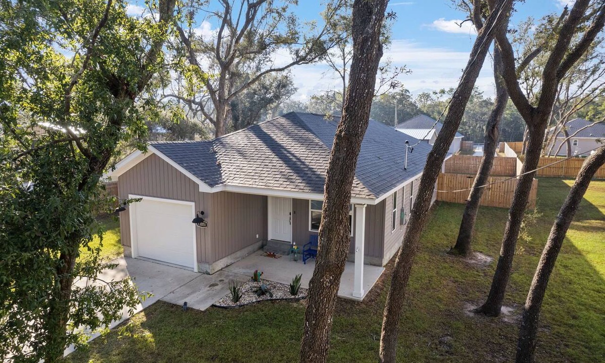 Ono Island House | Centrally located~Private backyard~Stocked~Mins to AL&FL Beaches~Owner manages