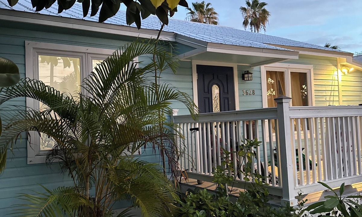 New Town Cottage | Charming 1-bedroom Sleeps 2 kitchenette in the Heart of Key West-shared pool