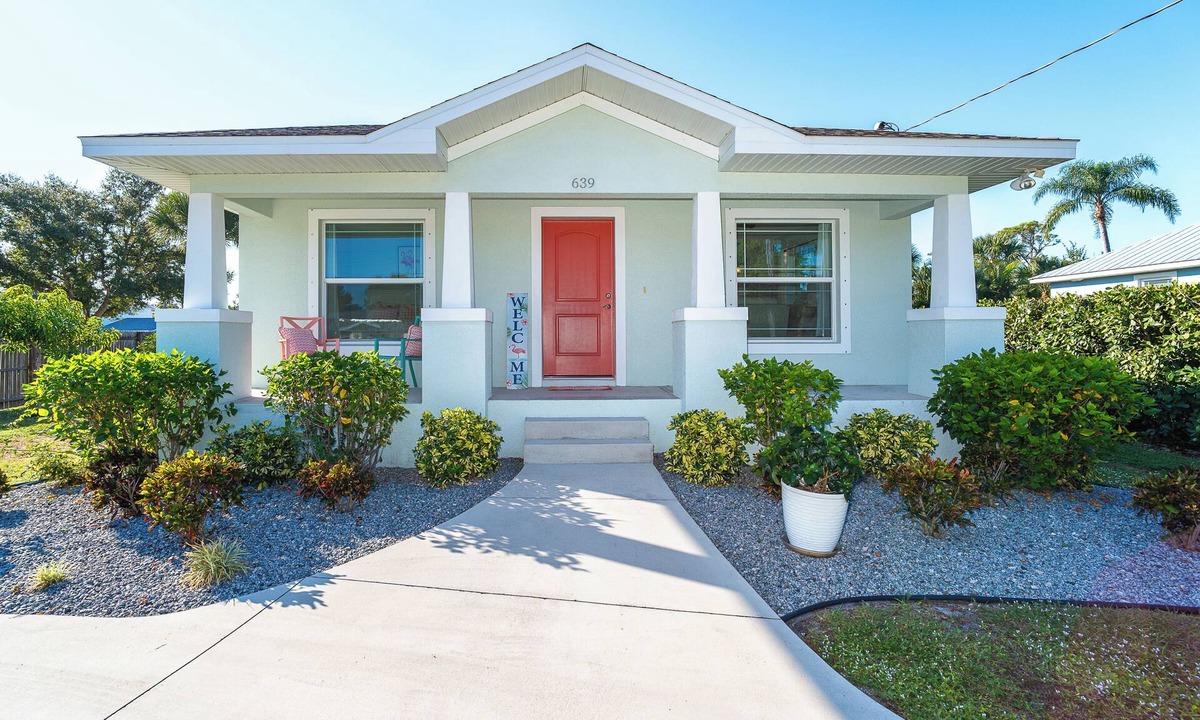 Englewood House | Charming 2-bedroom beach themed Englewood house with heated pool and large yard.