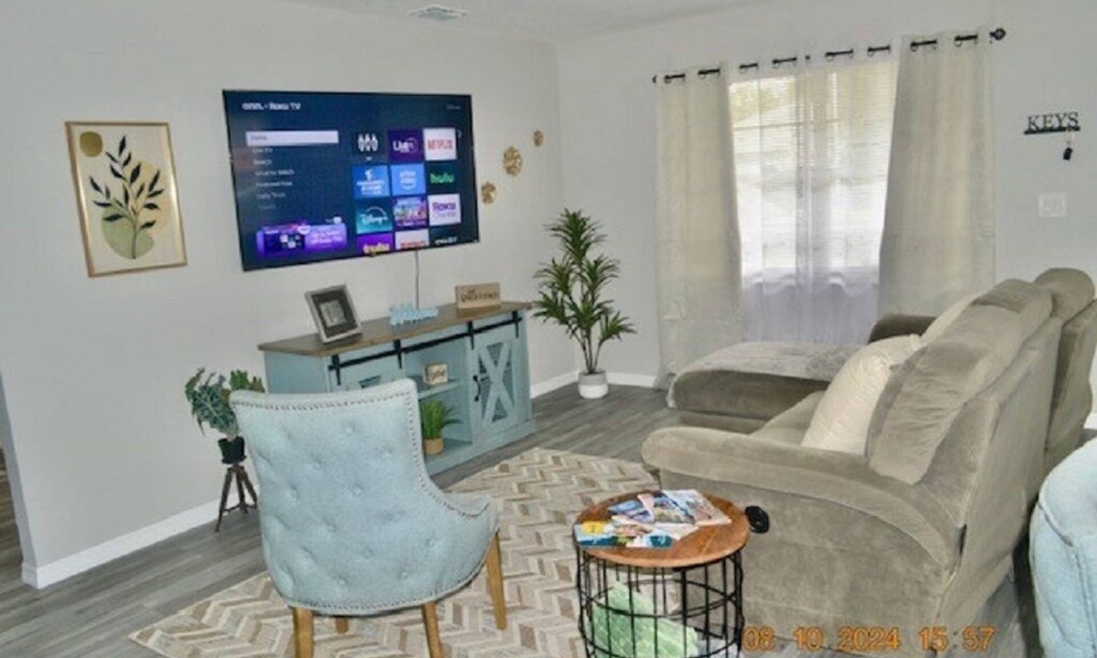 St. Cloud House | Charming 2-bedroom remodel house in welcoming St. Cloud with WiFi, AC