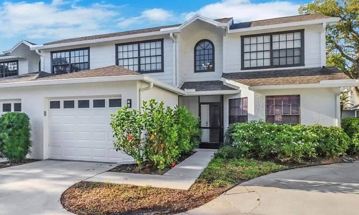 Pine Ridge House | Charming 3 Bd, 1 min Mercato, 2 miles from the sunny Vanderbilt Beach in Naples.