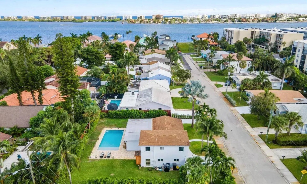 Lake Worth House | Charming 3-bedroom house in amazing Lake Worth Beach with WiFi, AC, private pool
