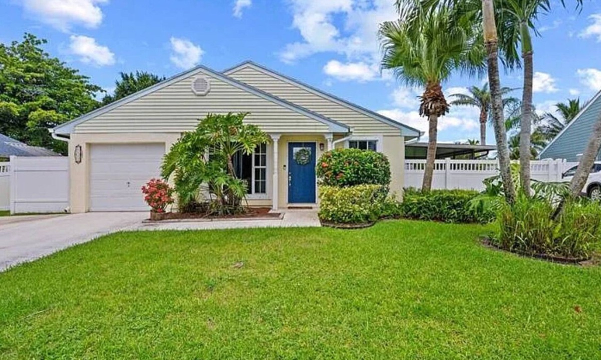 Royal Palm Beach House | Charming 3-bedroom house in Royal Palm Beach with WiFi, AC
