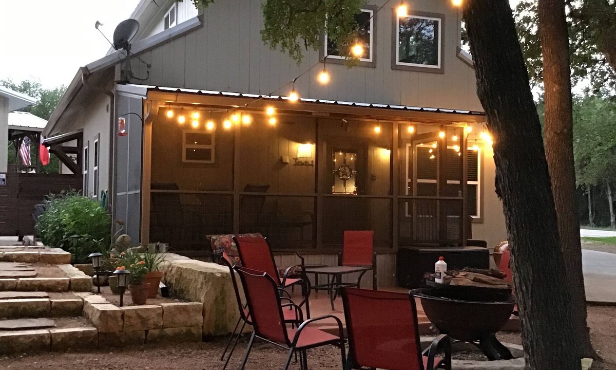 New Braunfels Cottage | Charming 3-bedroom cottage in New Braunfels near Gruene, near all attractions.