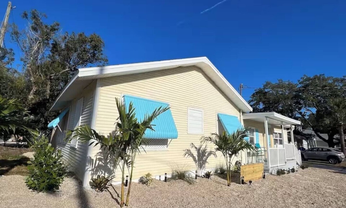 Dunedin Cottage | Charming 3-bedroom/2-bath Cottage with Hot Tub Downtown Dunedin