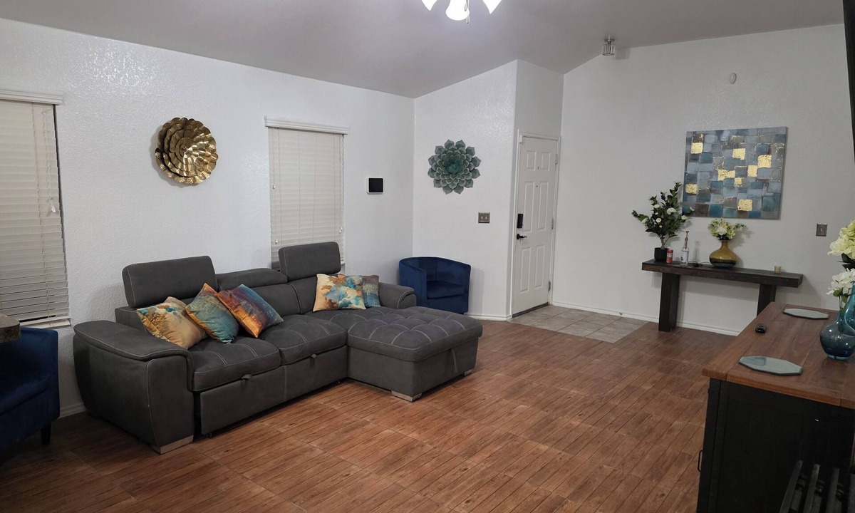 San Antonio House | Charming 3-bedroom house in San Antonio best location for food, fun and shopping