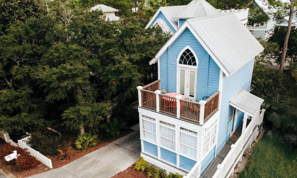 Dune Allen Beach House | Charming 30A Carriage House. Steps to Beach & Pool. Sleeps up to 5