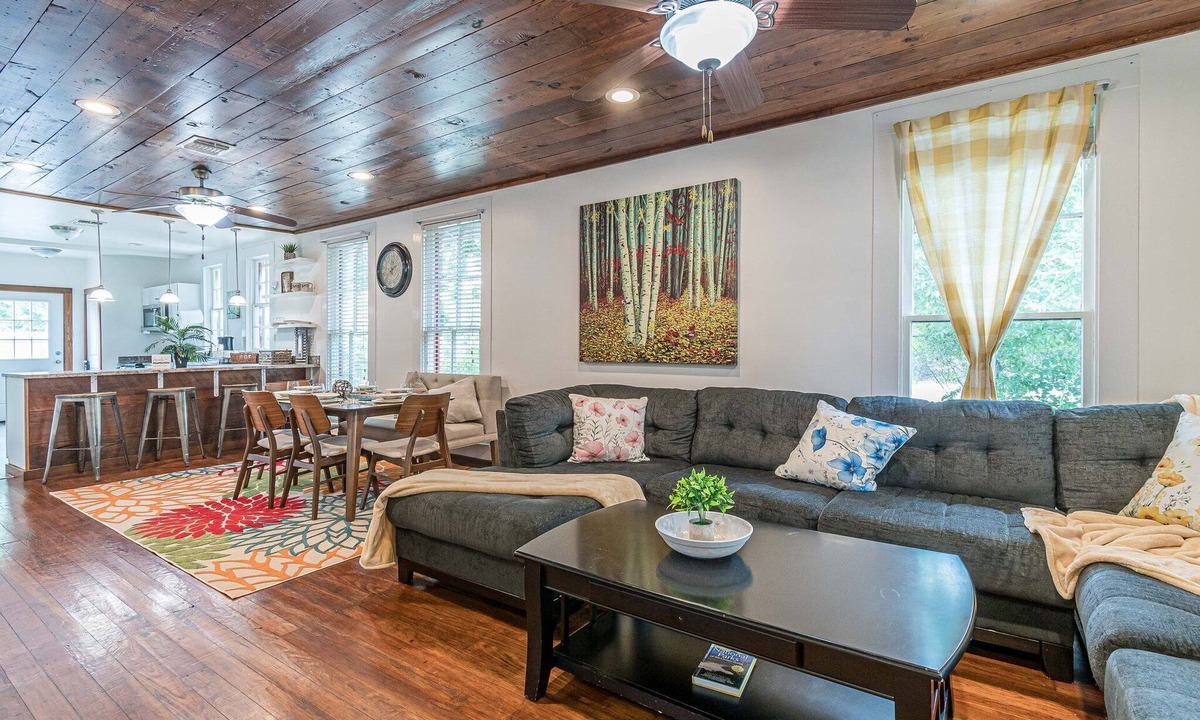 Mahncke Park House | Charming Botanical Gardens Retreat Near Fort Sam Pet Friendly Yard