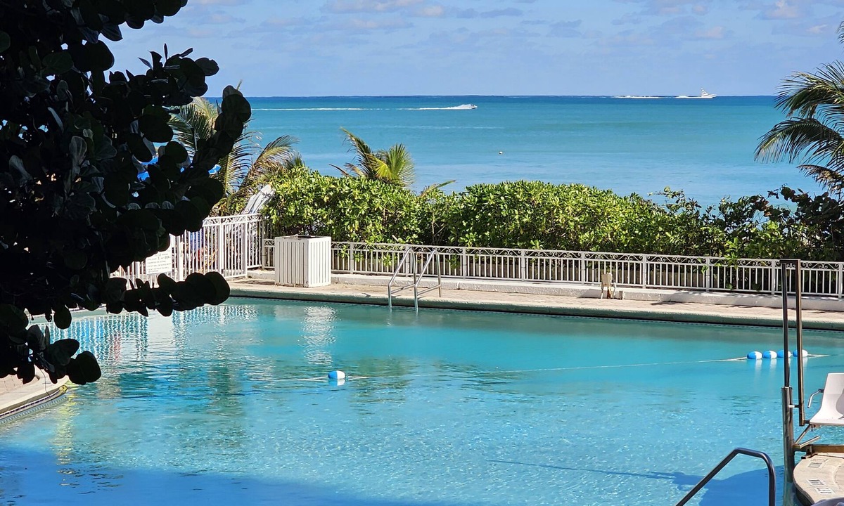 Galt Mile Condo | Charming Condo partial Oceanview at Ocean Manor Beachfront Resort w/pool