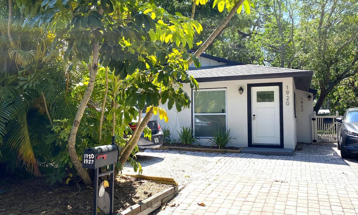 Gillespie Park House | Charming downtown gem