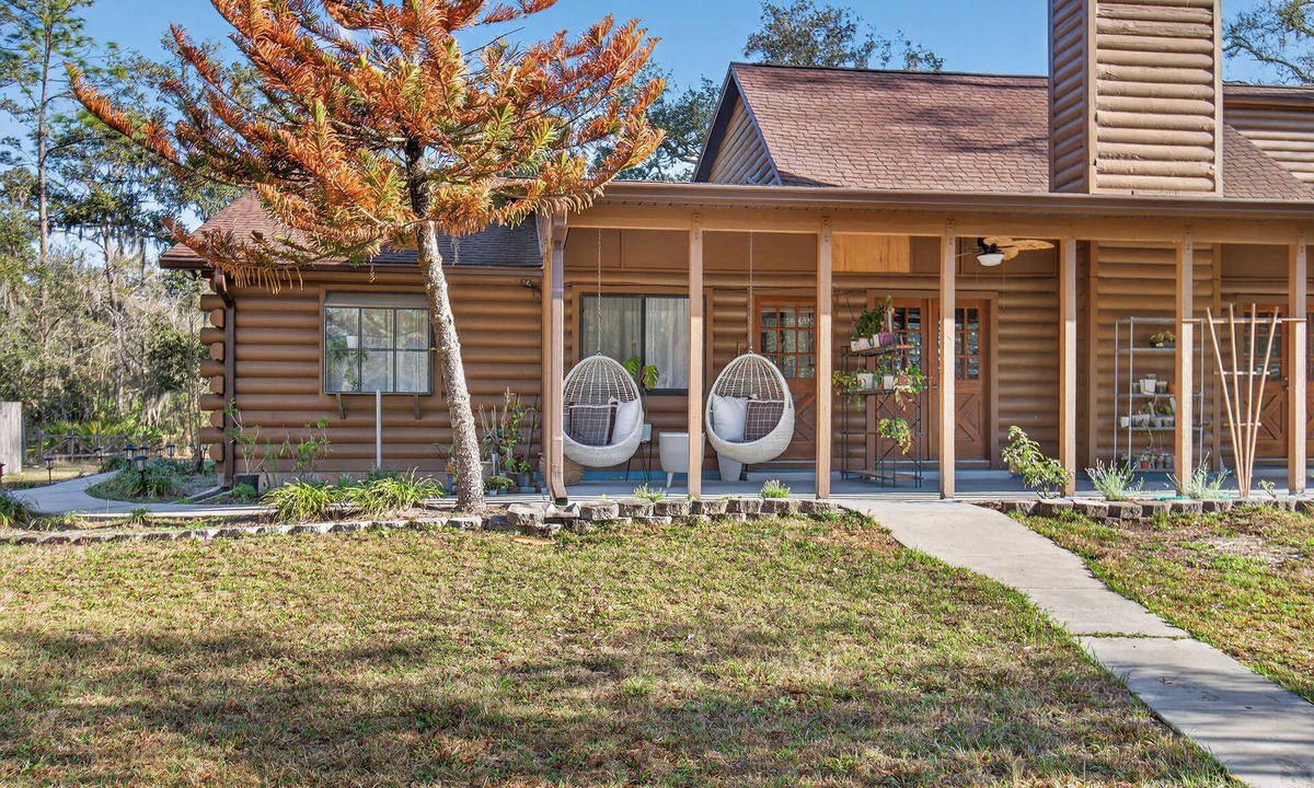 Wesley Chapel Cabin | Charming Farm Stay with Fresh Eggs 🐓 1.5 Acres Near Tampa in Wesley Chapel