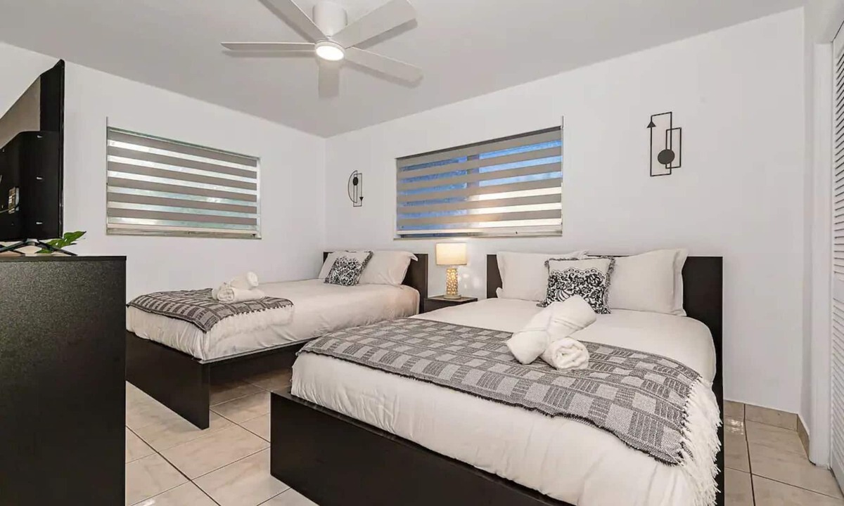 Hallandale Beach House | Charming home 12min to the Beach