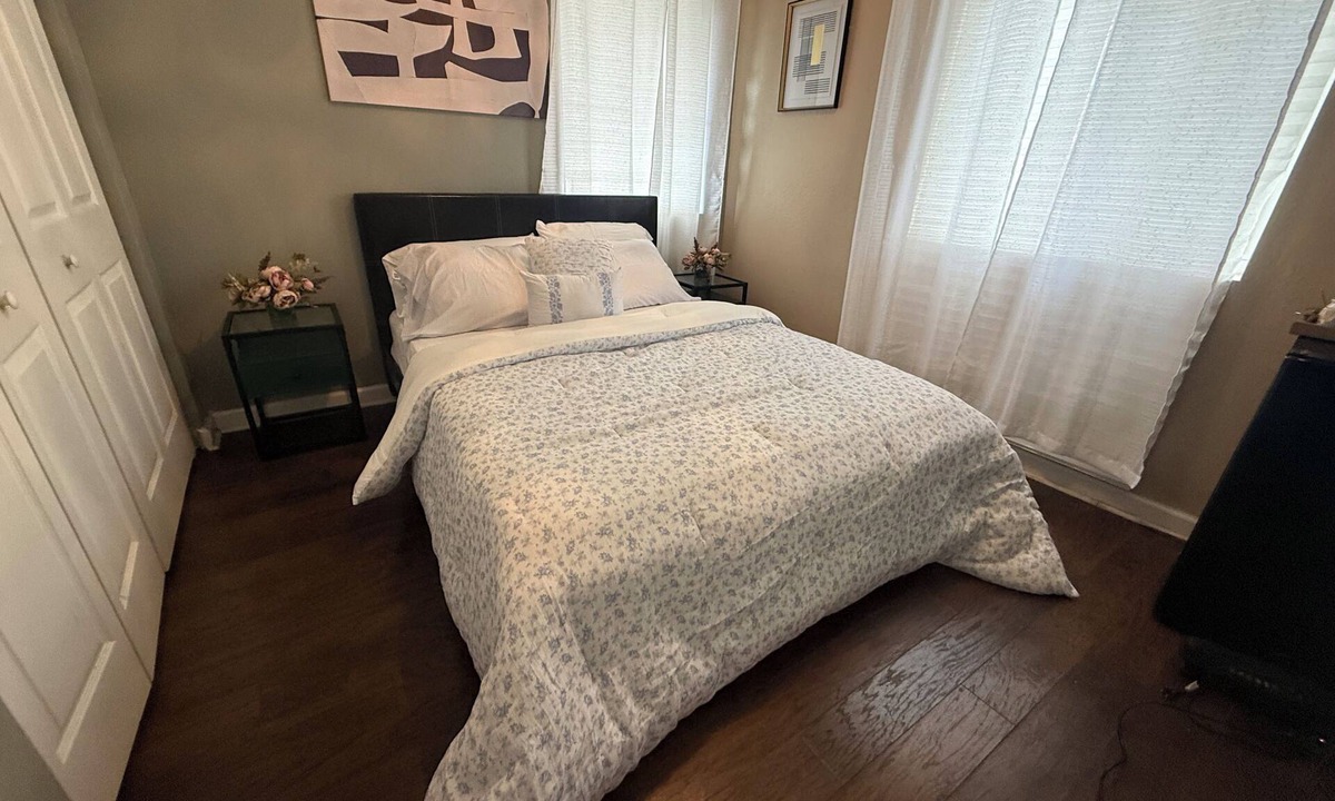Lauderdale Lakes House | Charming one room in a shared townhouse in Lauderdale Lakes with cool AC