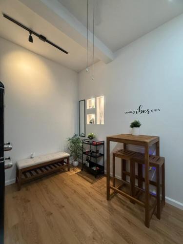 Ludlam Apartment | Charming Private 1-Bedroom Suite with Parking in Miami
