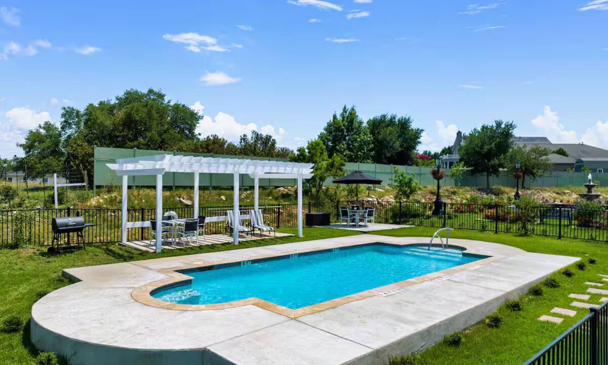 New Braunfels Villa | Chateau-Le Fleur, 1 private bedroom & pool