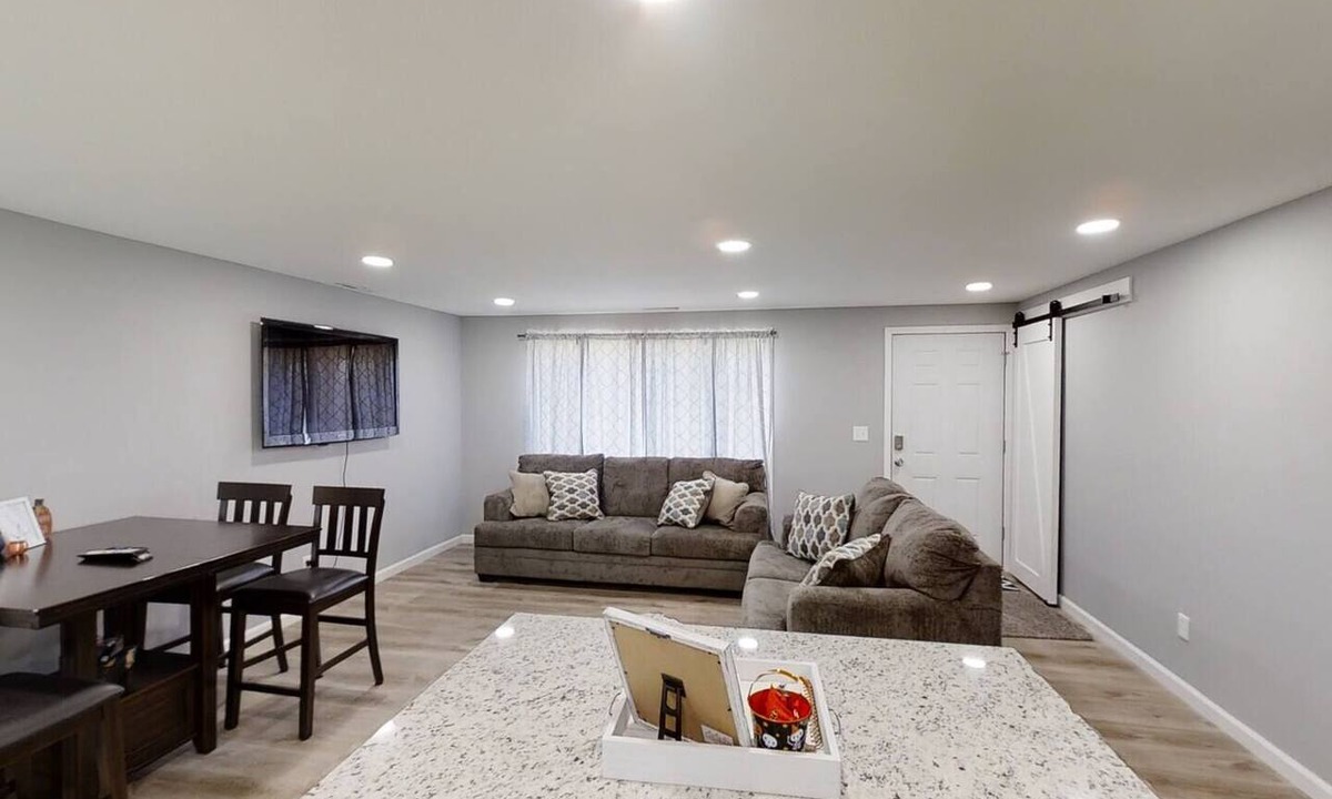 Hays House | -Cheerful 3 bed home-inside COMPLETELY renovated!