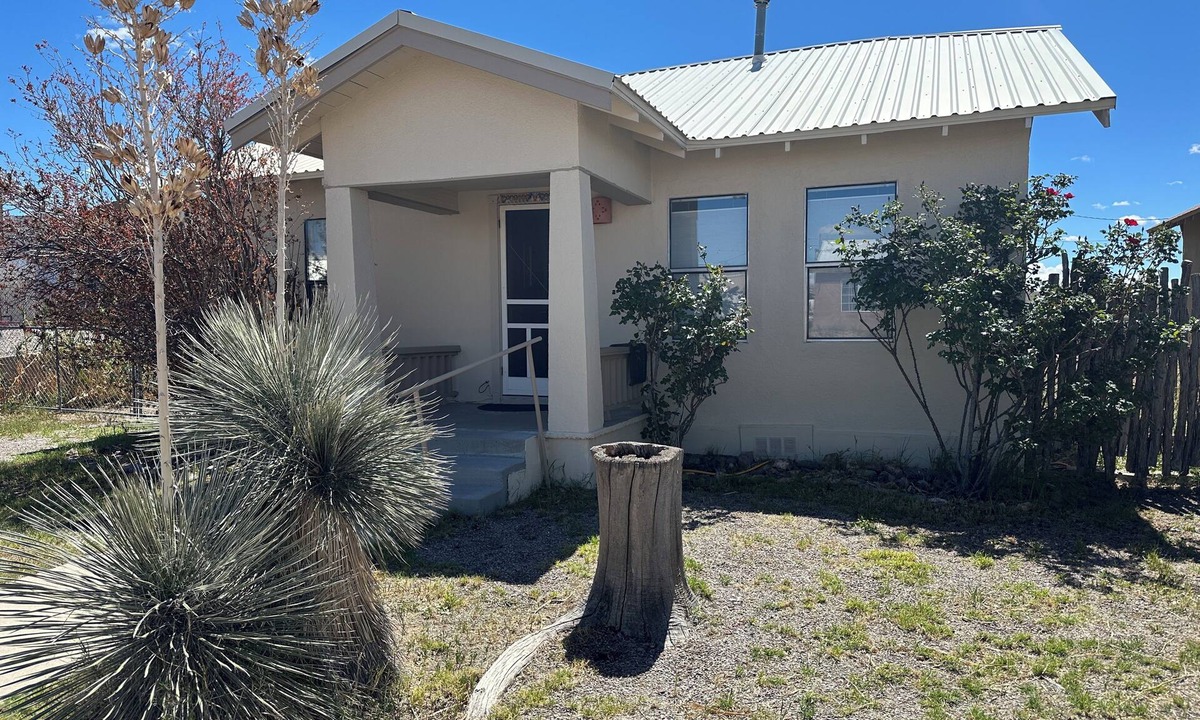 Truth or Consequences House | Cheerful Bungalow Walking Distance from Hot Springs District for Long Term Stays