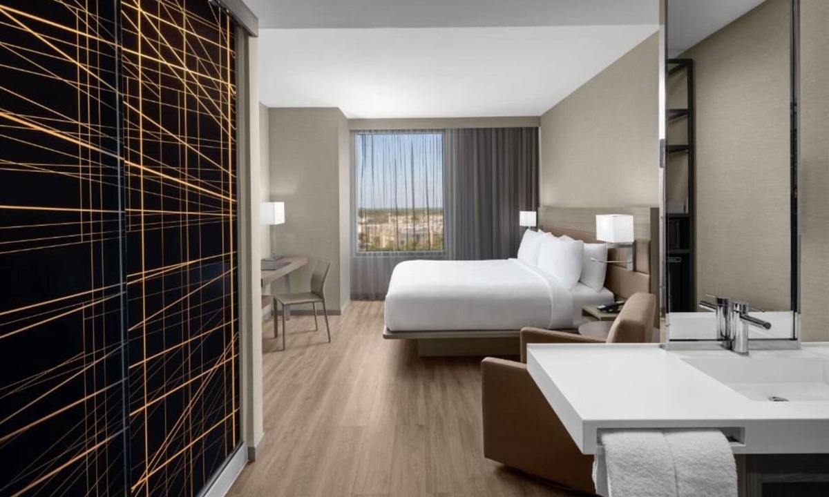 Ludlam Hotel | Chic Getaway in Miami Ideal for Couple Stay - Modern Suite with Pool Access