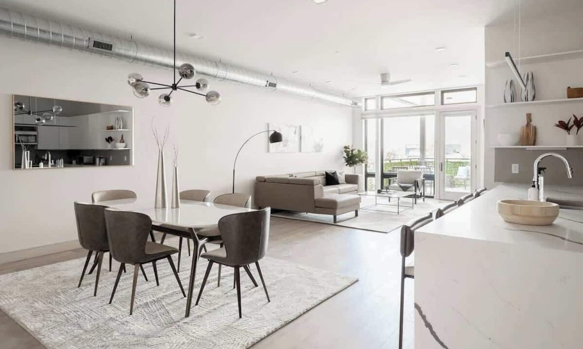 Jefferson Park Condo | Chic King Suite | Balcony+Downtown Views | Tesoro