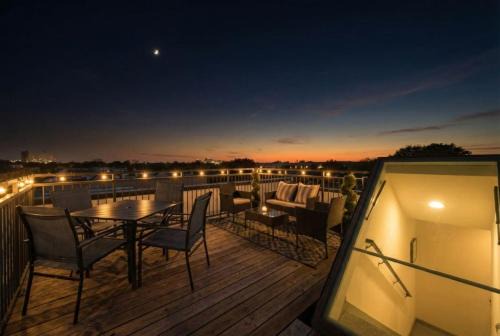 Dallas Apartment | Chic Oak Lawn 2BR - Skyline Views & Resort Pool