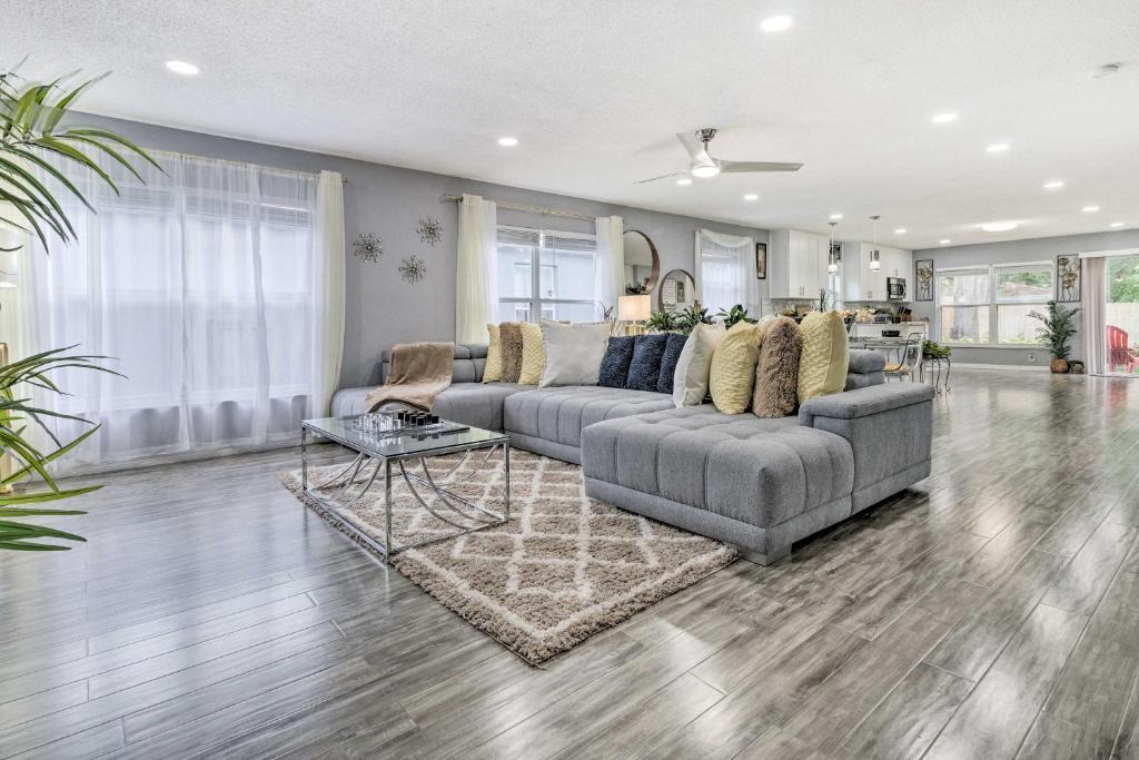 Signal Hill House | Chic Orlando Family Getaway w/Fenced Yard!