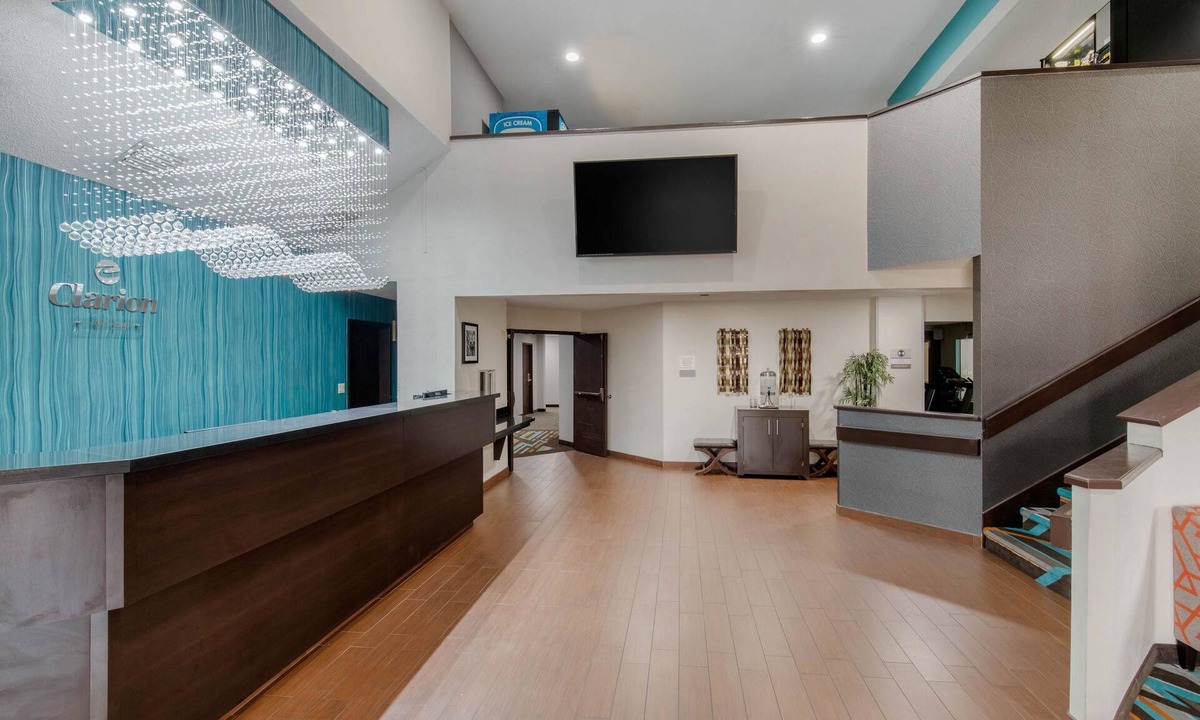 Irving Hotel | Clarion Inn & Suites DFW North