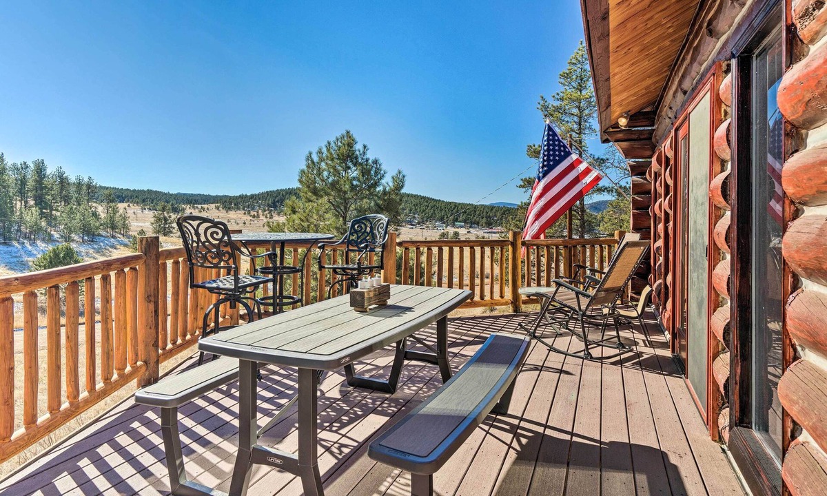 Florissant House | Classic Colorado Log Home w/Mountain Views!