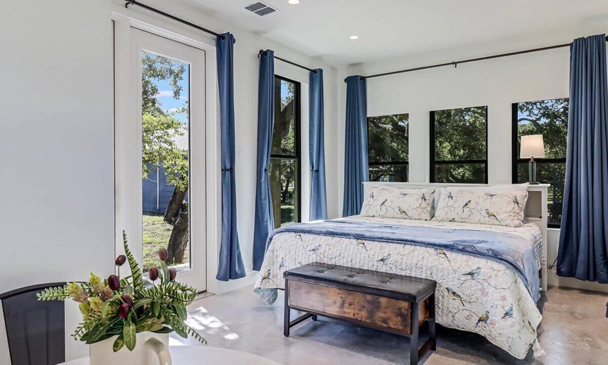 Rockport Cottage | Clifton Cottage- Cute cottage with a modern flare! Pier! Kayak ramps! Private